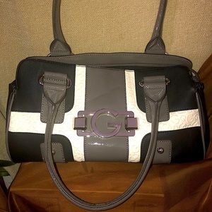 Beautiful Guess purse!!